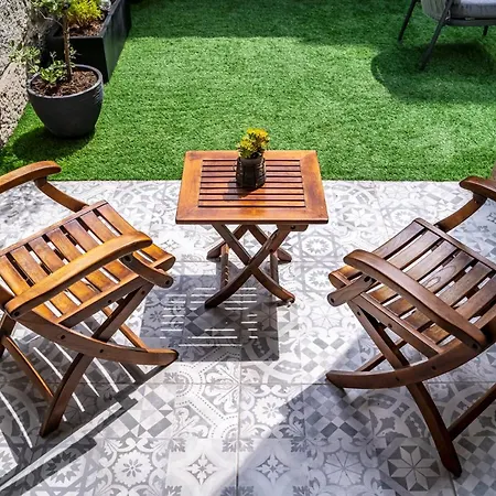 Private Garden In City Center Apartment